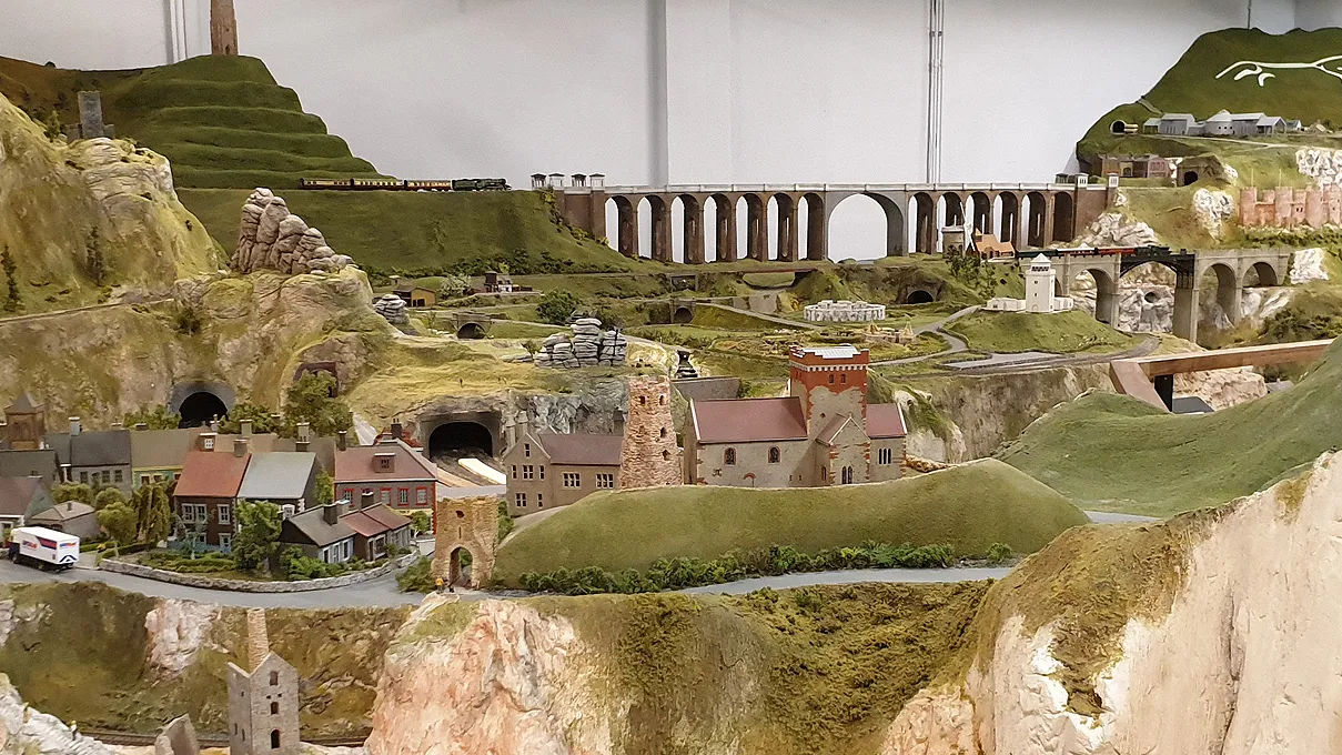 Viaducten en krijtrotsen in Groot-Brittannië in miniatuur