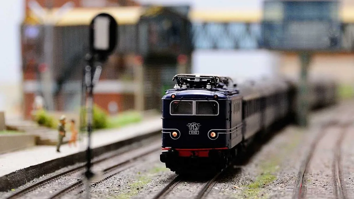 Een trein op een station in de miniatuurwereld van Miniworld Rotterdam