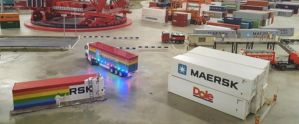 Maersk regenboogcontainers